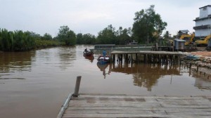 Sumatra Kuala Tungkai Wood ship ferry to Batam (2)     