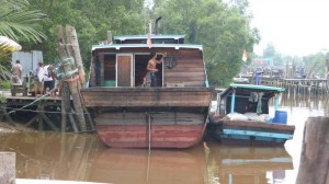 Sumatra Kuala Tungkai Wood ship ferry to Batam (5)     